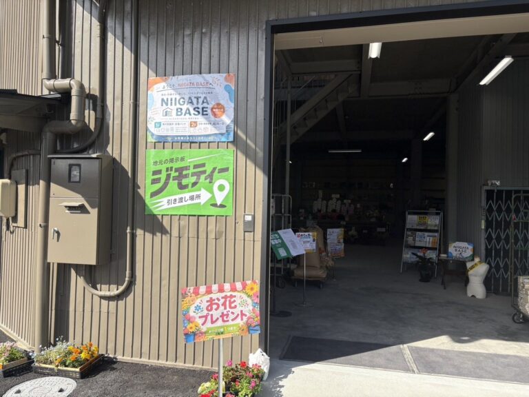 ニイガタベースの看板が掲示された入口。