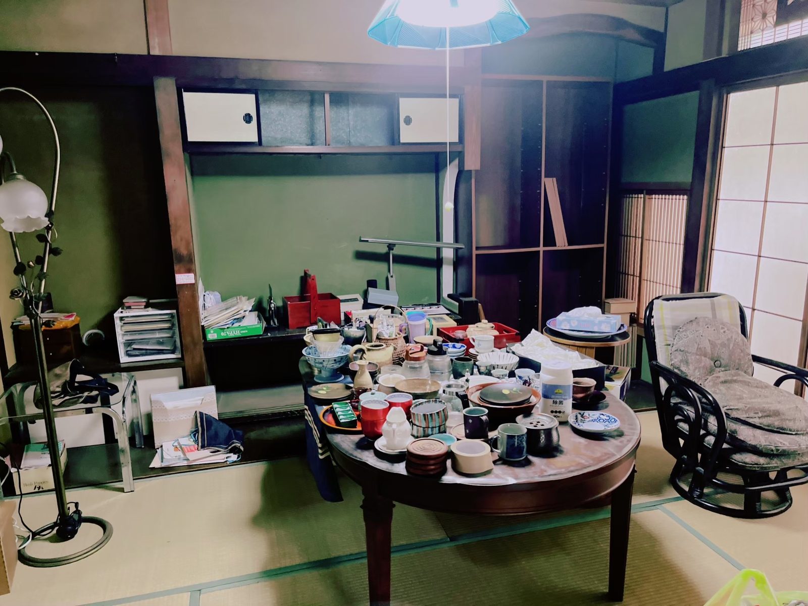and・end 和室に生活の品々が並んでいる買取査定中の様子