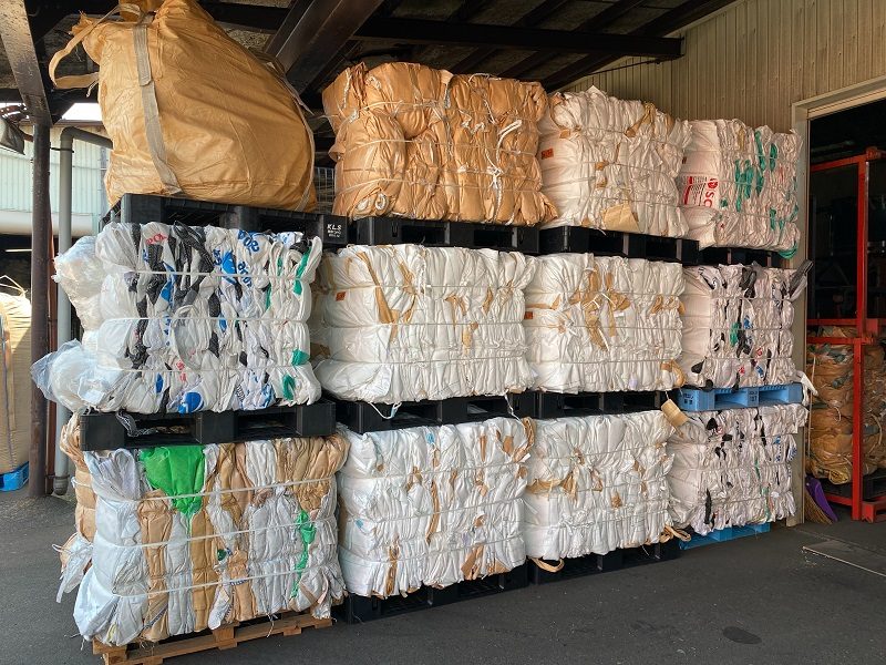 圧縮梱包されたリサイクル資源・廃プラスチック系のベール
