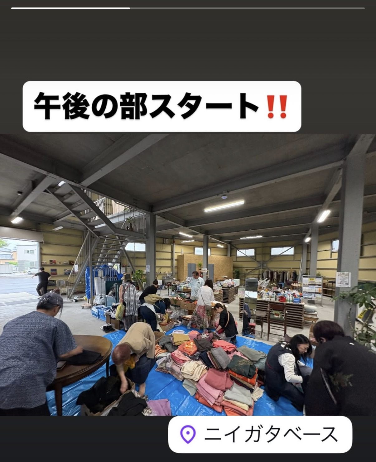 ニイガタベースの店内で、ブルーシートに広げた着物を多くの来場者が選んでいる午後の部の様子