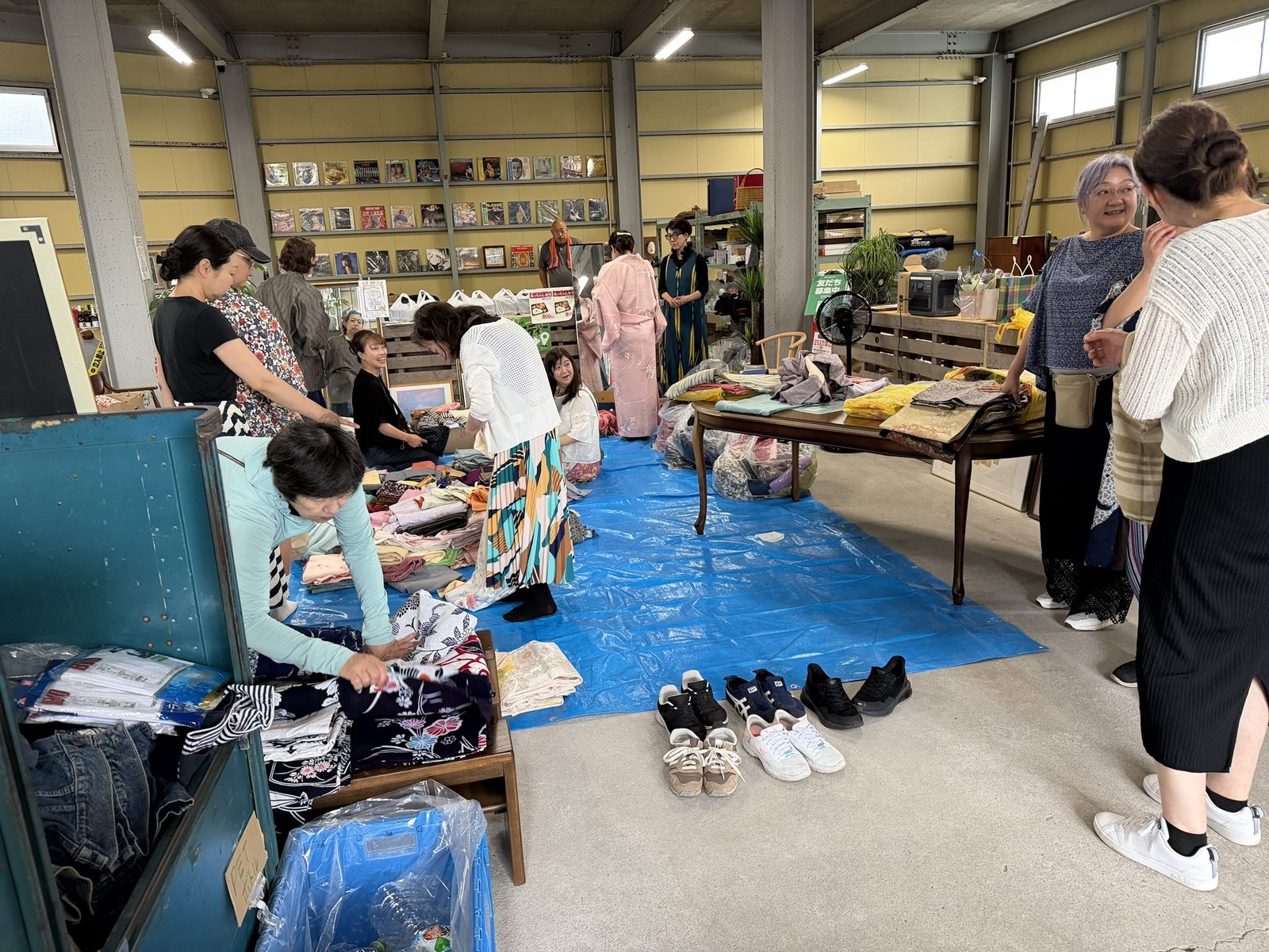 ニイガタベースの店内で、着物を選ぶ来場者や着物姿の人でにぎわう会場の様子