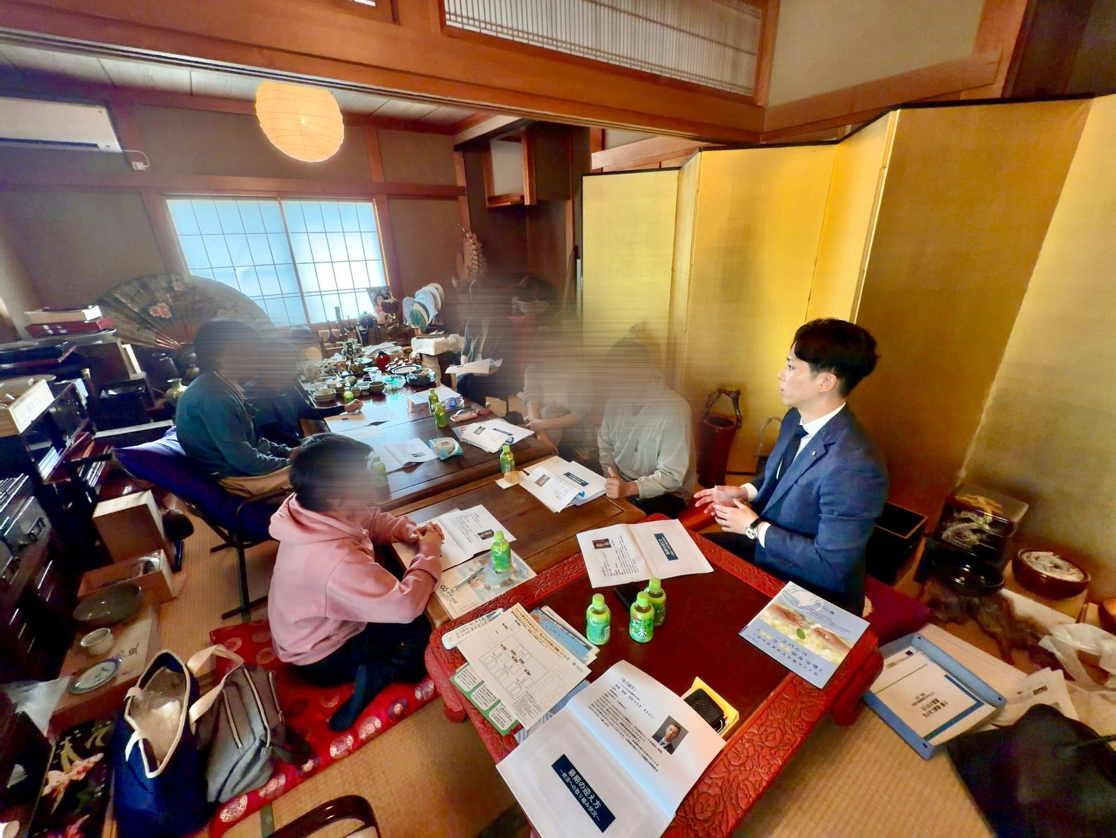 過去に開催した終活セミナー・相談会で、専門家が和室で参加者と話している様子