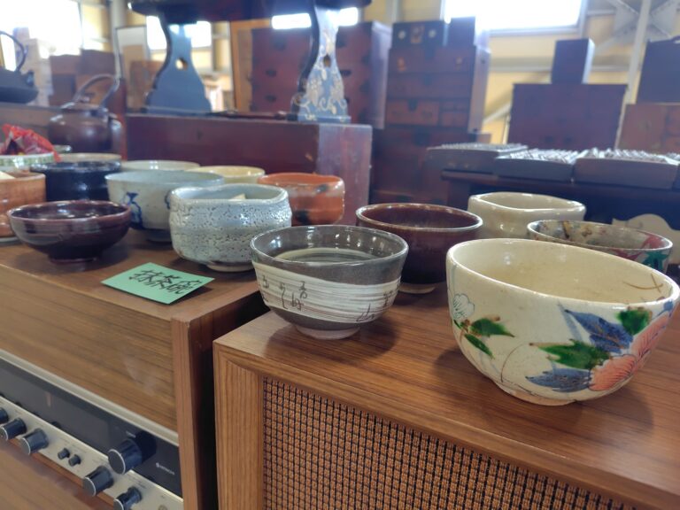 絵柄の入った湯のみや茶わん。