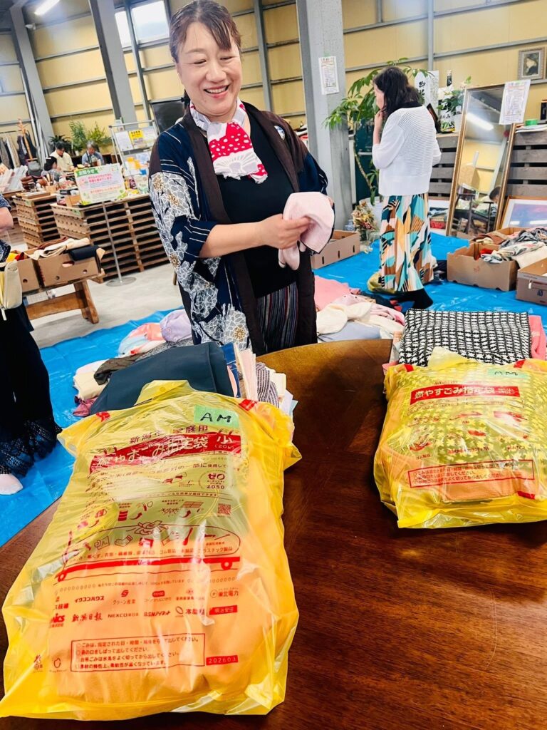 黄色い新潟市指定ごみ袋。