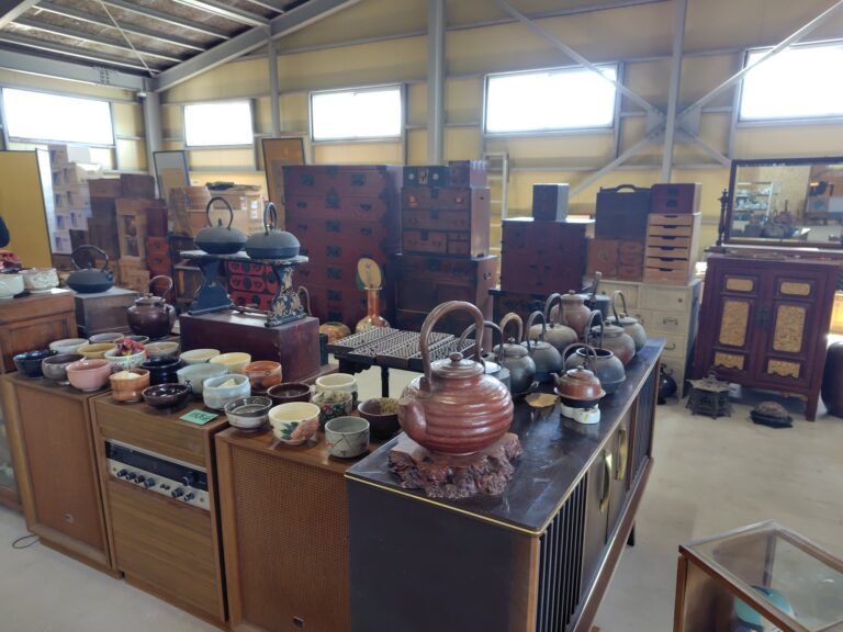 鉄瓶や器、木製家具が並ぶ売り場。