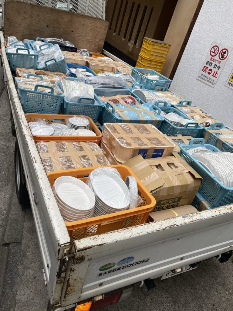 食器や生活用品を積んだトラックの荷台。