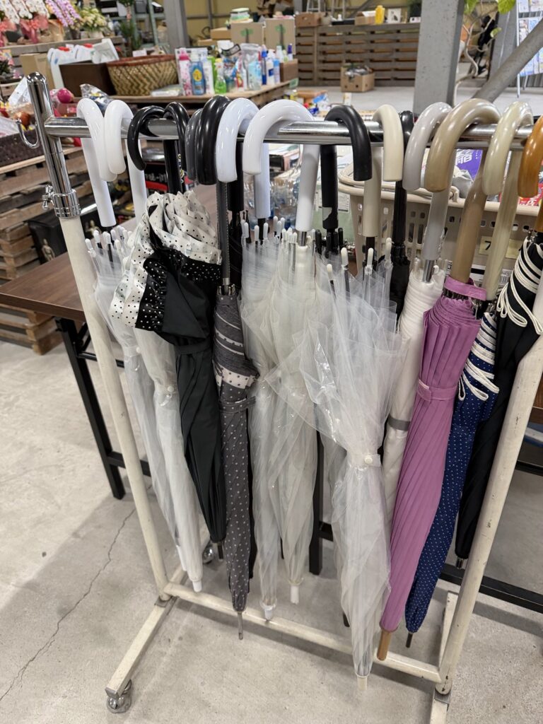 ラックにまとめて掛けられた傘。