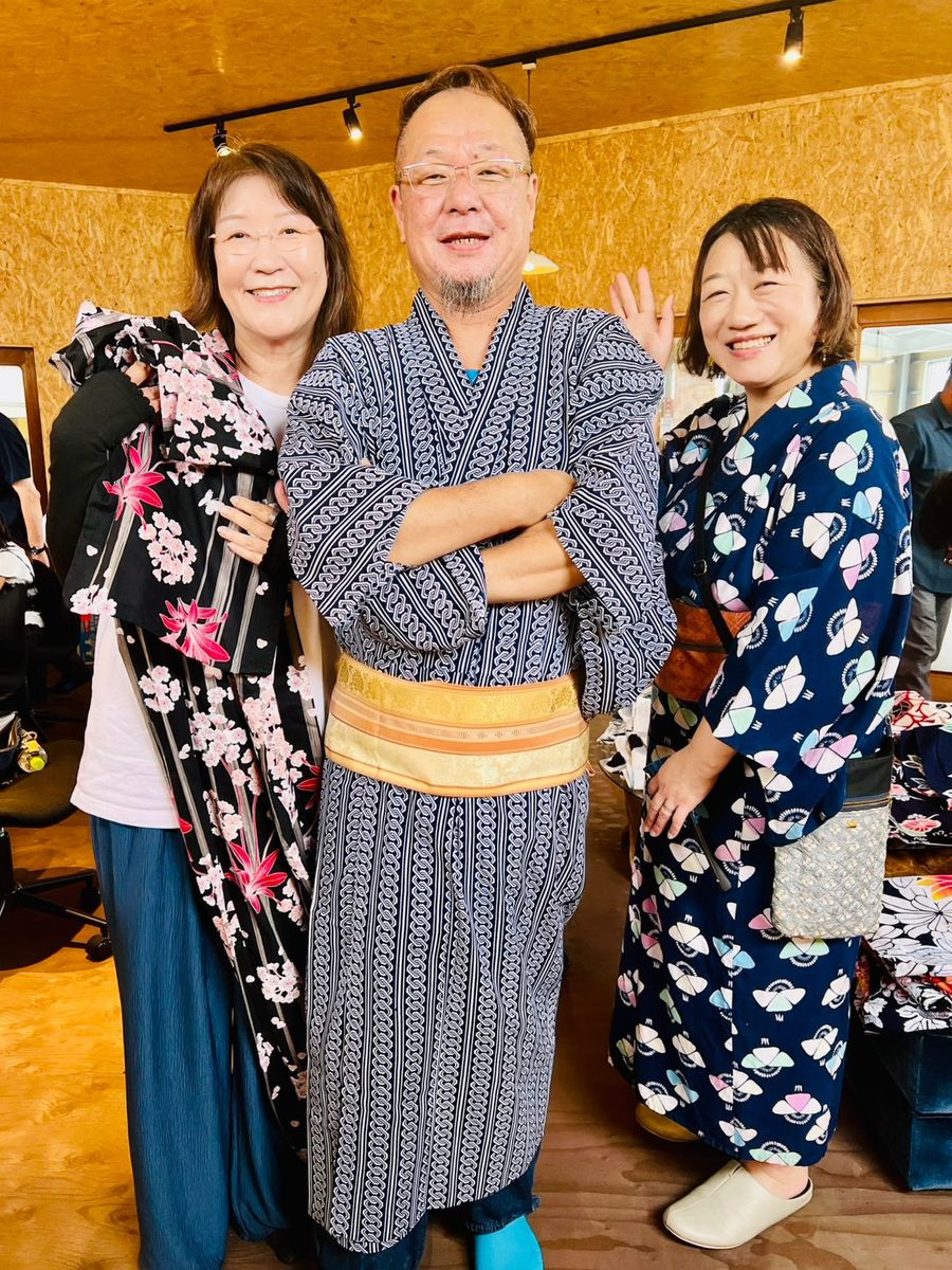 浴衣や着物を着た来場者3人が、笑顔で並んでポーズをとっている。