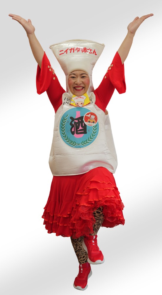 新潟県の非公認PRキャラクター「ニイガタ姉さん」。徳利のコスチュームに『新潟 酒』のラベル、赤い衣装で両手を上げて笑顔の全身の宣材写真。