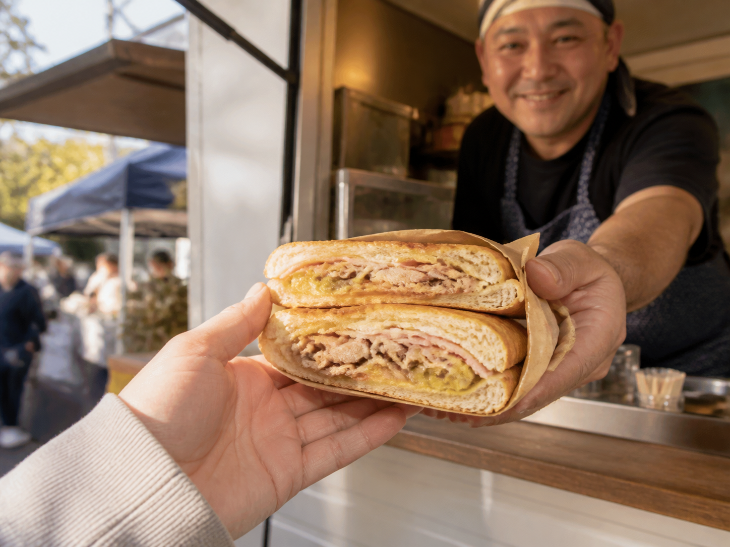 キッチンカーで受け取る焼きたてのキューバサンド