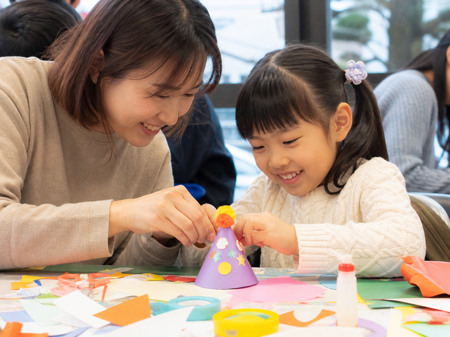 親子で工作を楽しむ様子