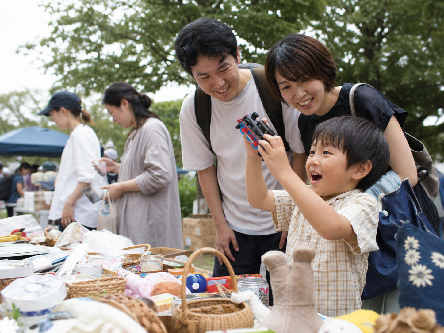 家族で品物を見つけるフリーマーケット