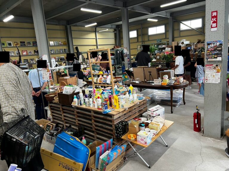 物々交換スペースの棚と机に並ぶ日用品やおもちゃ。