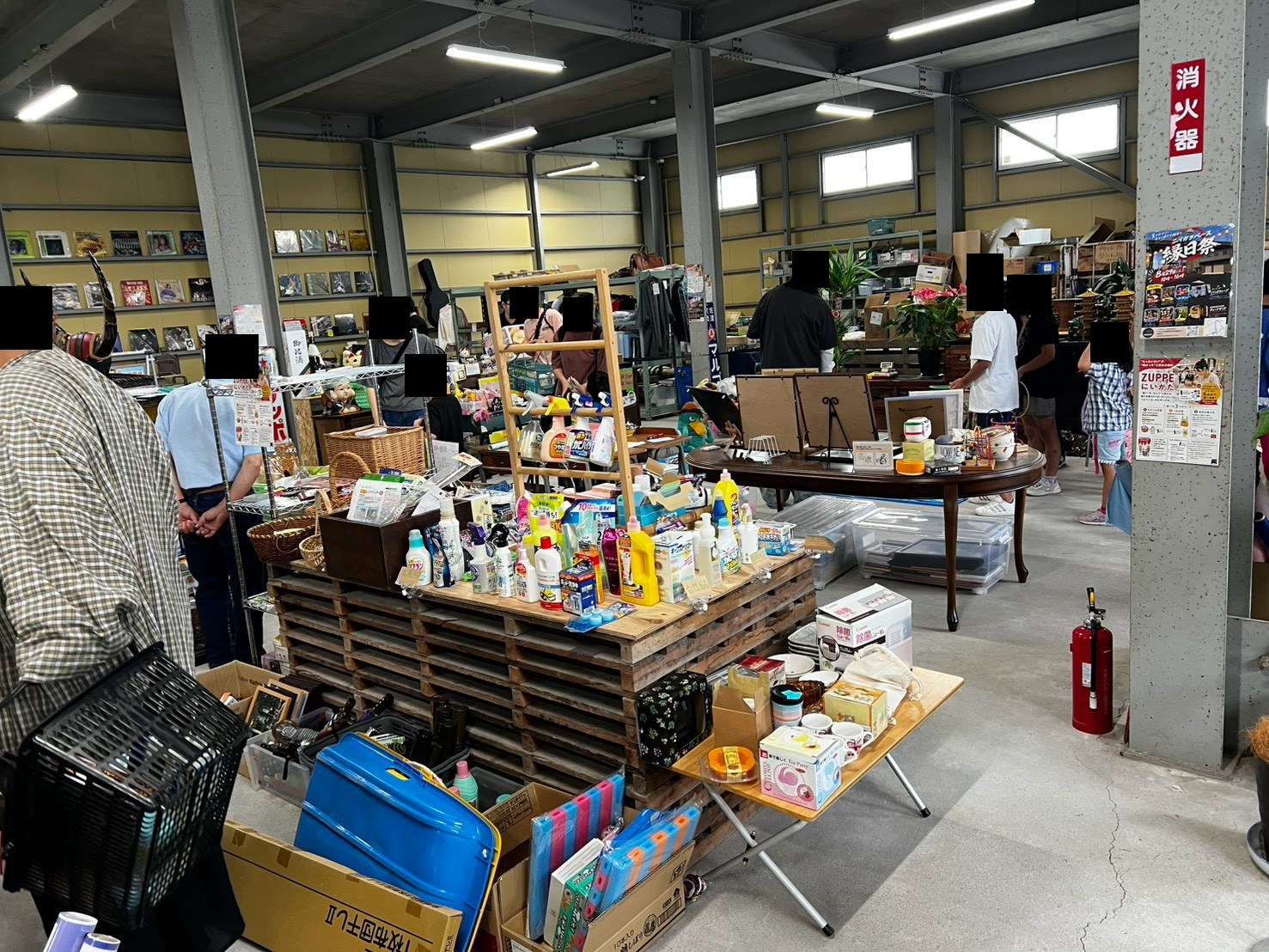 物々交換スペース「ZUPPE にいがた」の棚と机に、日用品や雑貨、おもちゃがぎっしり並んでいる。