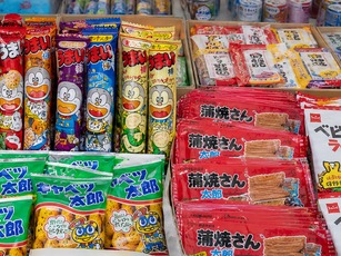 棚いっぱいに駄菓子が種類ごとに並べられている。