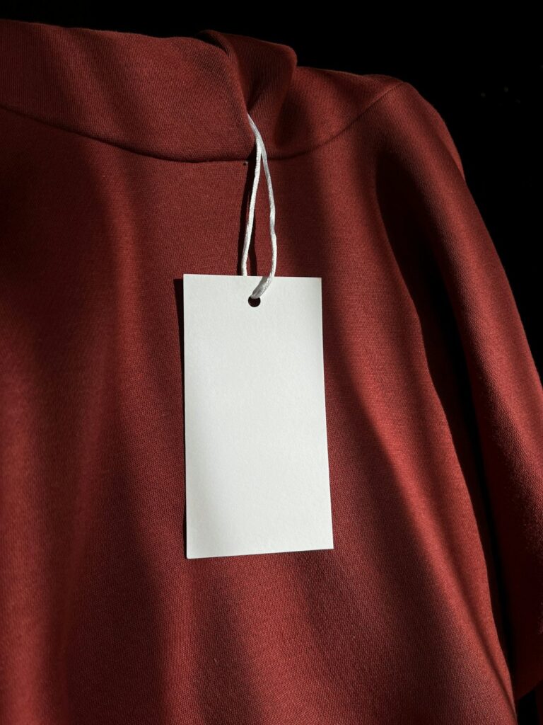 白い値札タグがぶら下がったままの、えんじ色のスウェット。