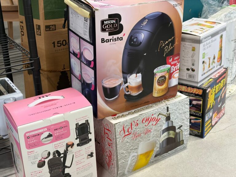 箱に入ったままのコーヒーメーカーなどの家電が並んでいる。ZUPPEにいがたの店内。