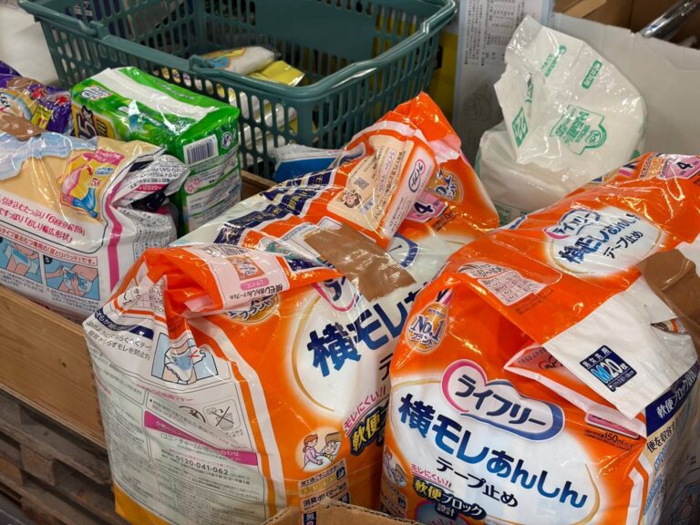 袋に入った介護用のおむつが並んでいる。