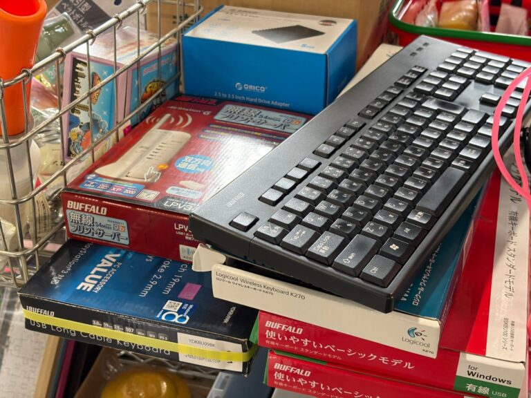キーボードやパソコン周辺機器の箱が並んでいる。