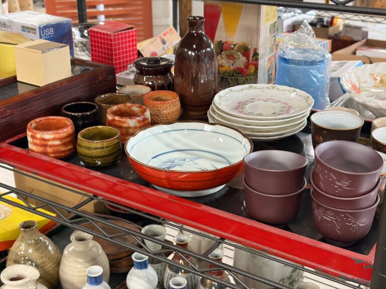 棚に並んだ皿や茶わん、湯のみなどの食器。